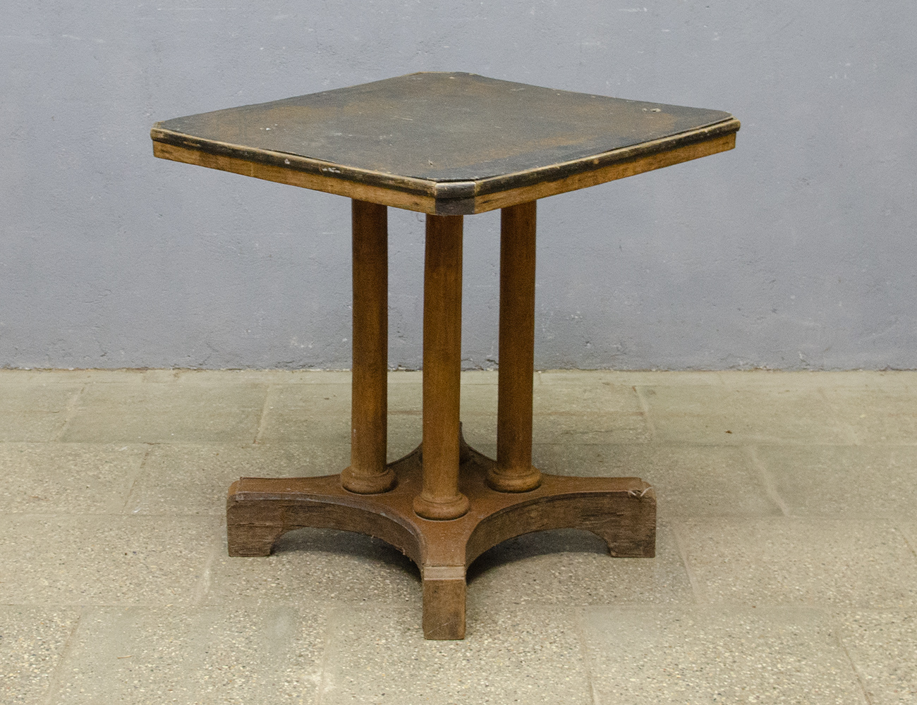 Старинный гостиный столик