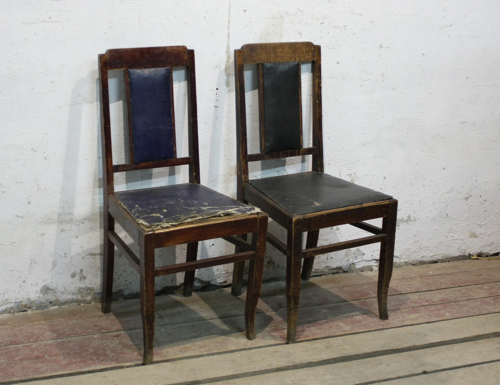 Пара конторских стульев