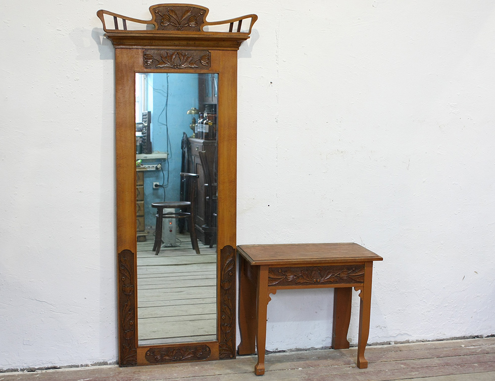 Светлое зеркало с консолью модерн