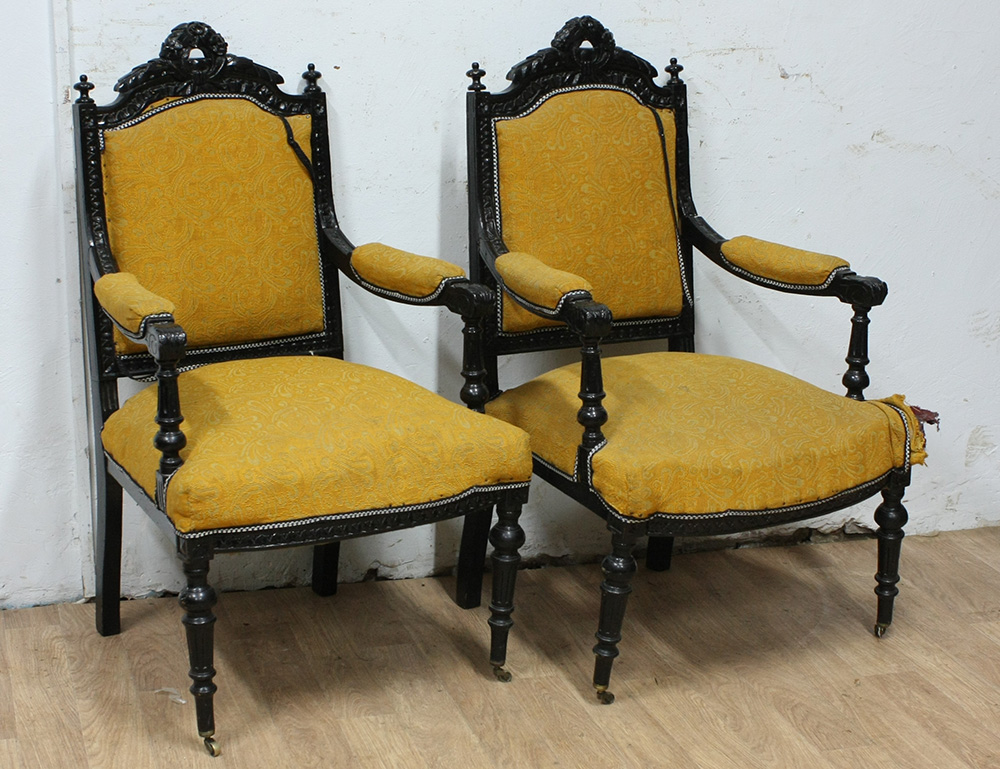 Пара старинных кресел