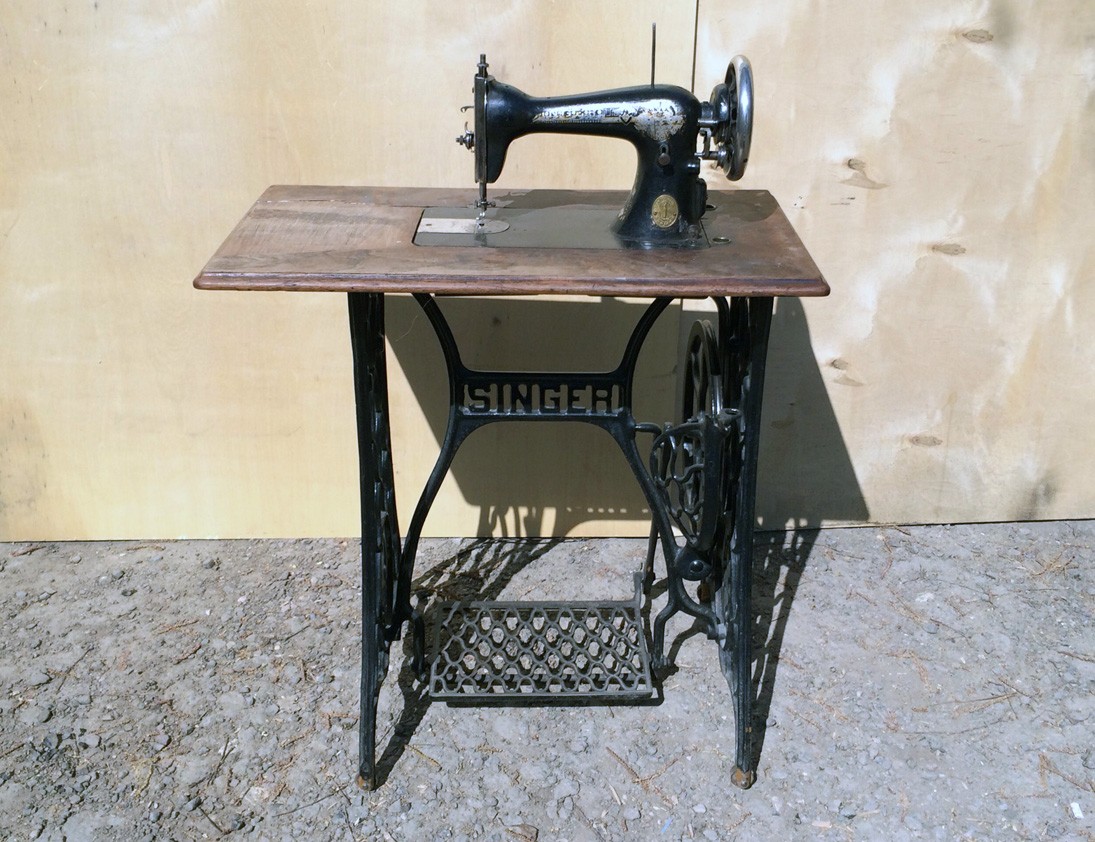 Швейная машинка зингер купить на авито. Швейная машинка (Zinger super 2001). Зингер швейная машинка Zinger. Машинка Зингер ножная. Zinger швейная машинка ножная.