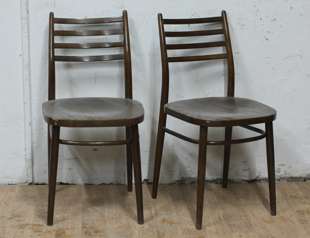 Пара старинных стульев