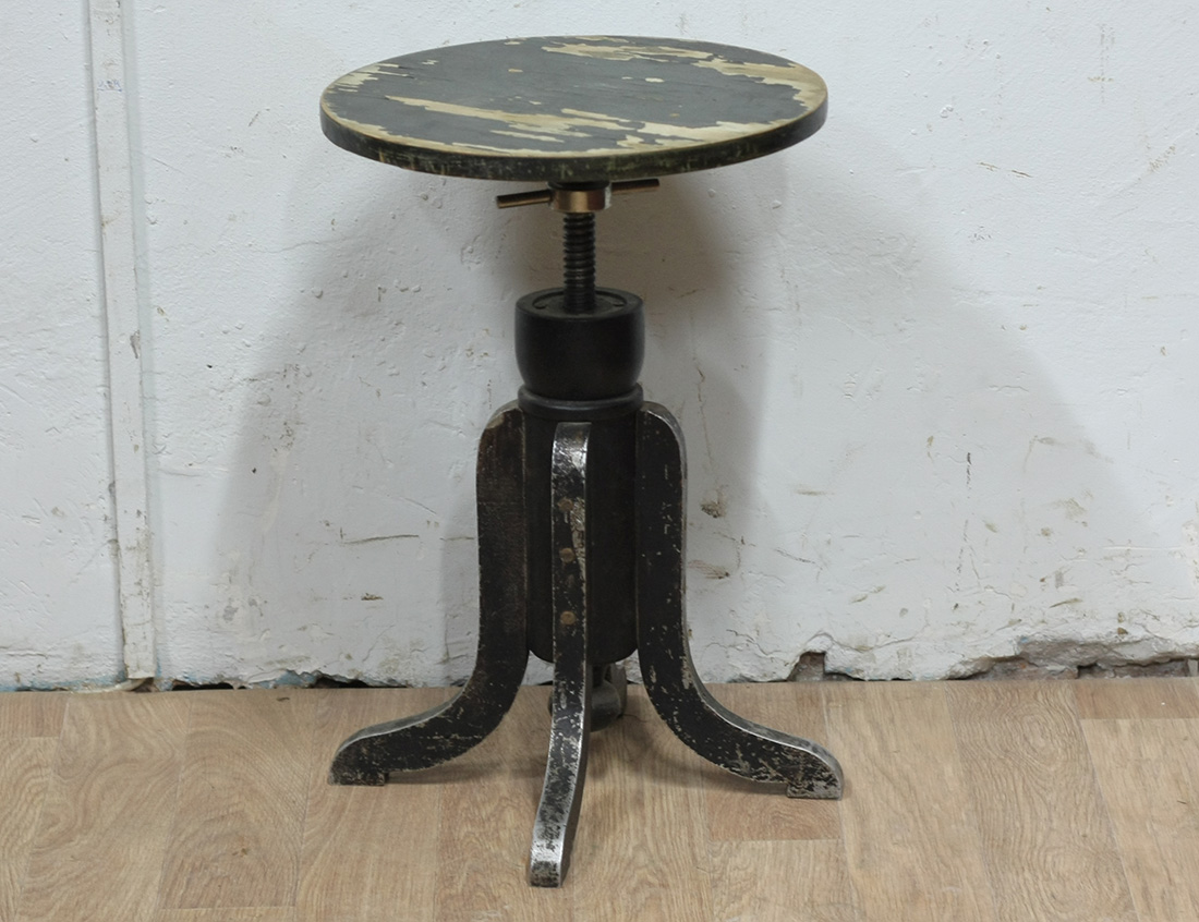 Старинный винтовой табурет