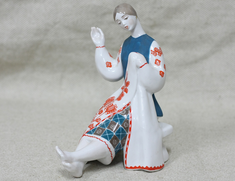 Стутаэтка Девушка вышивальщица