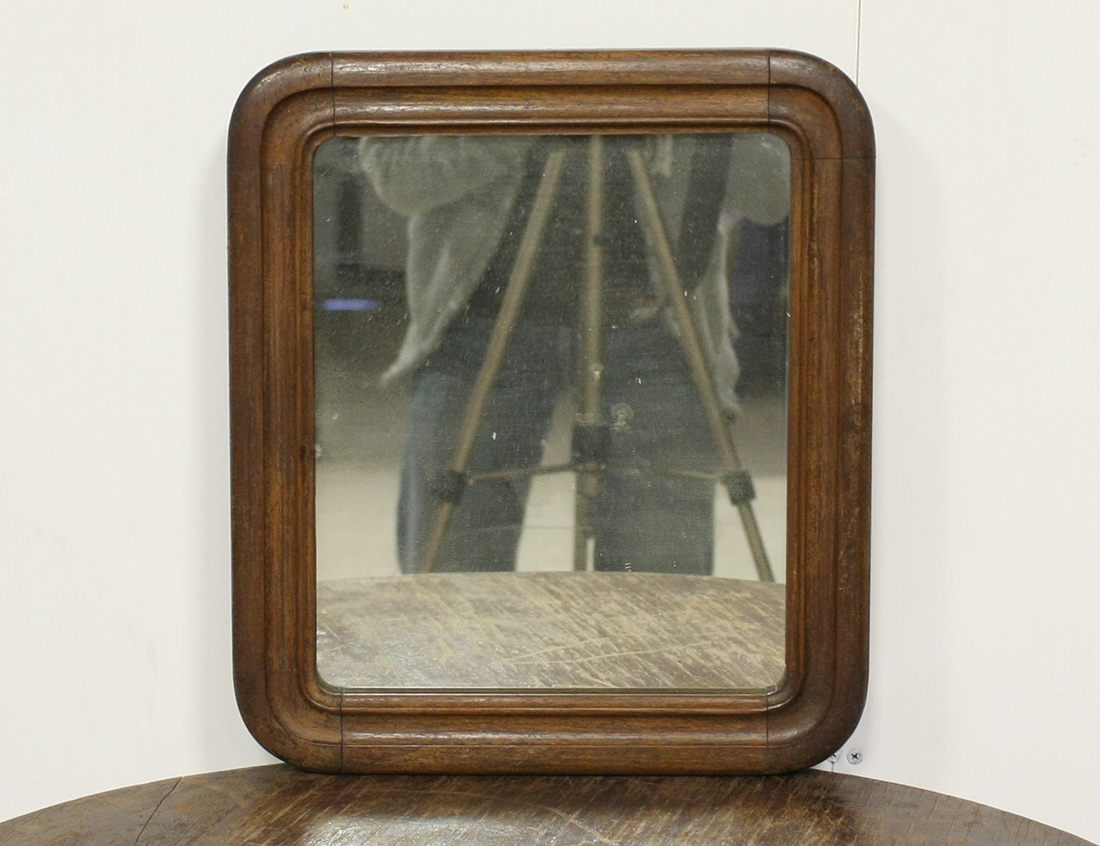 Небольшое старинное зеркало