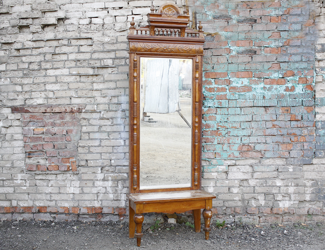 Старинное простеночное зеркало