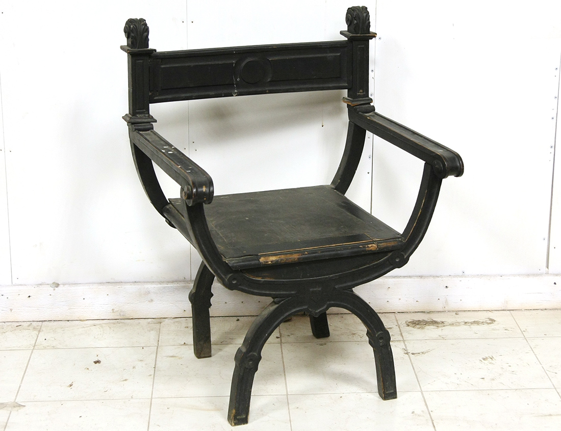 Старинное кресло