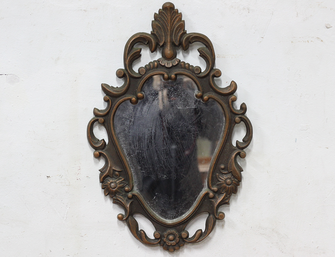 Старинное металлическое зеркало