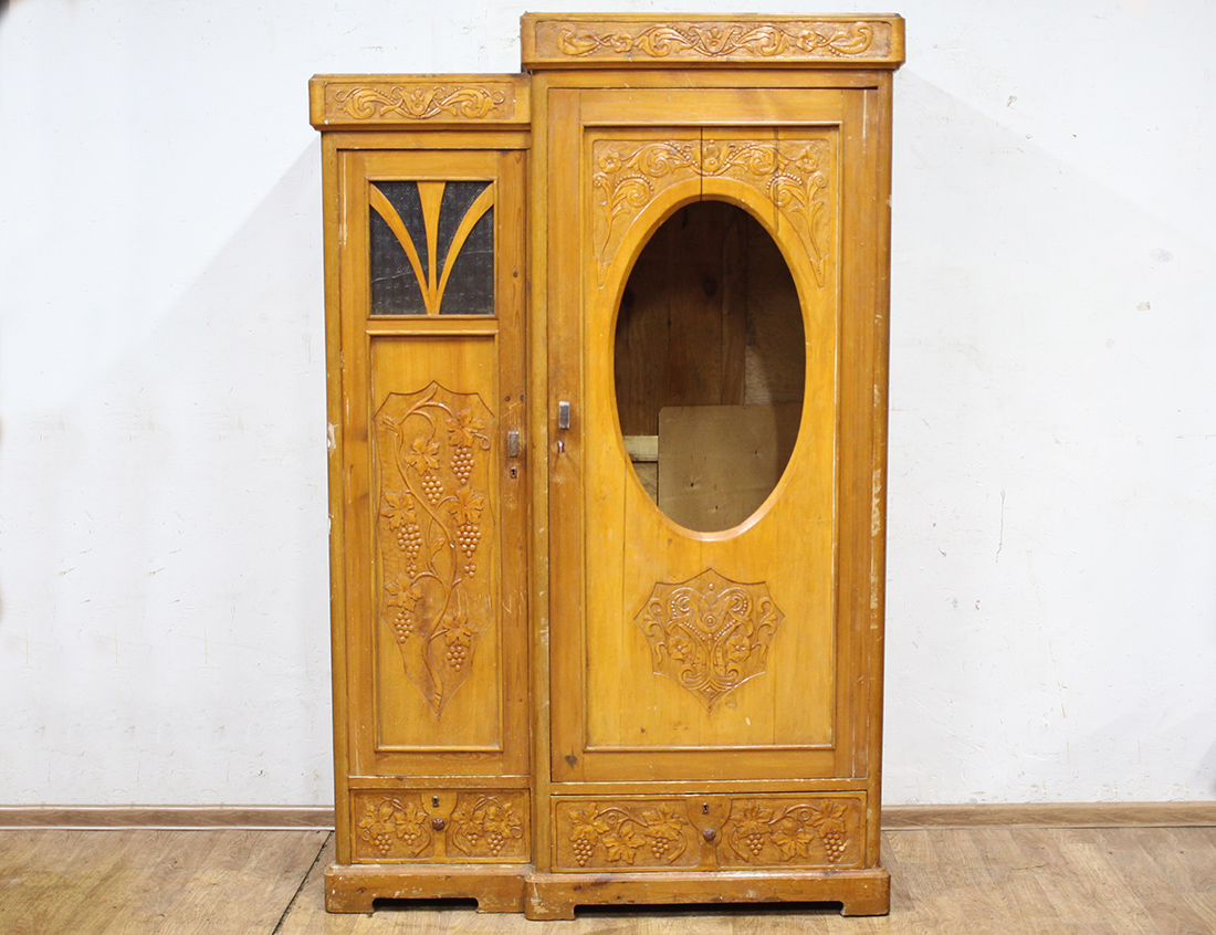 Старинный платяной шкаф