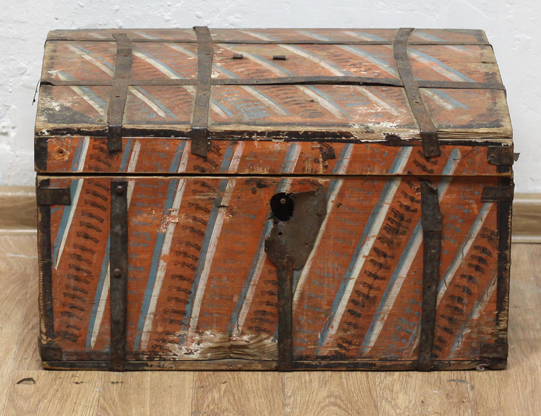 Старинный расписной сундук