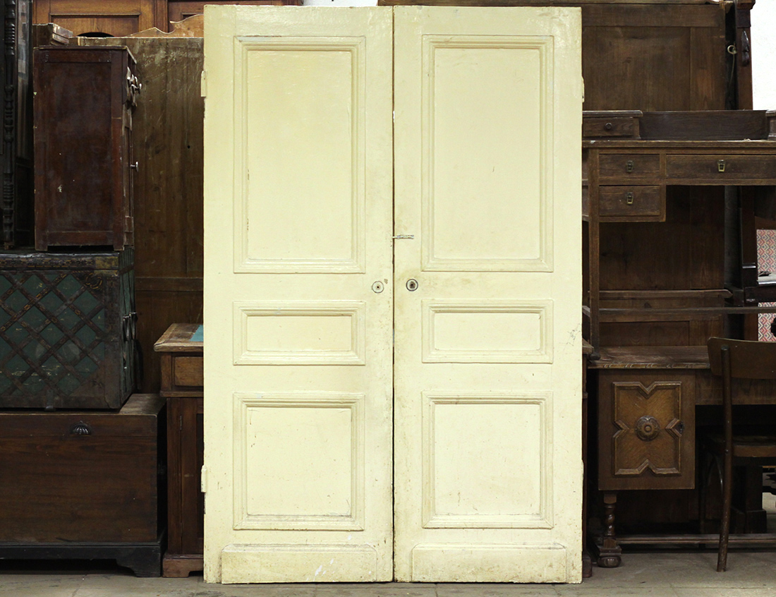 Старинные двустворчатые двери