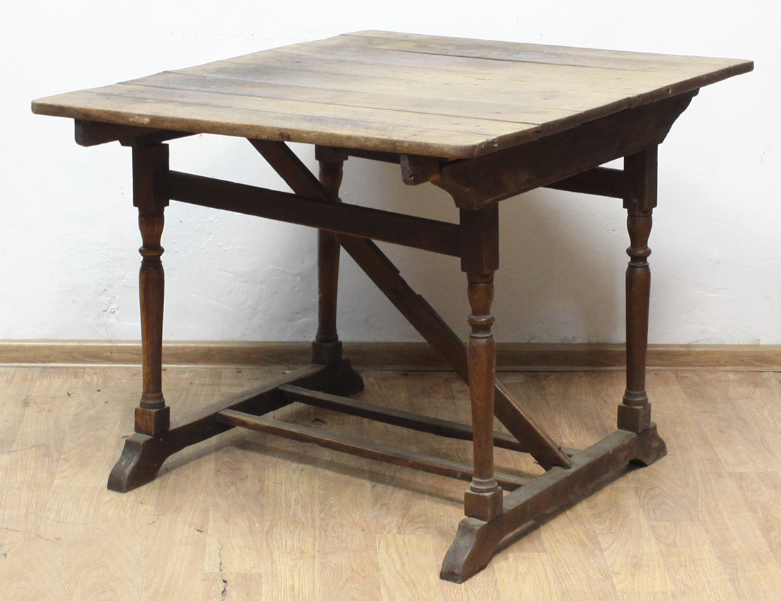 Старинный обеденный стол