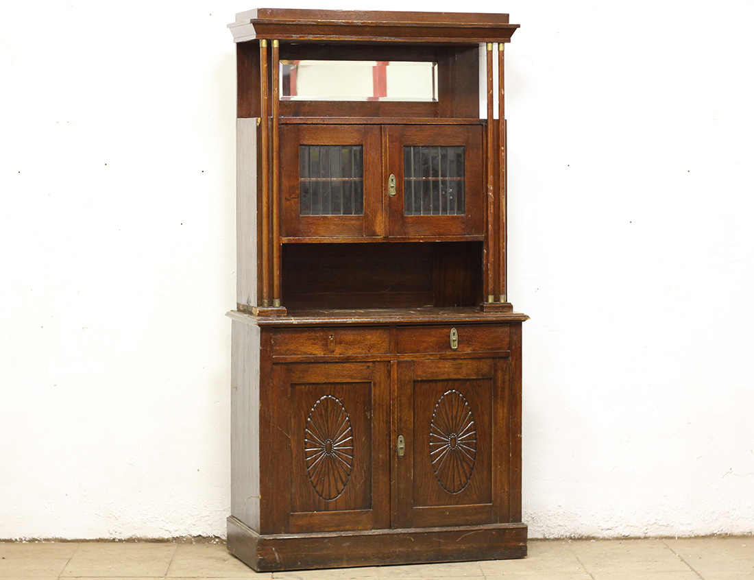 Старинный дубовый буфет