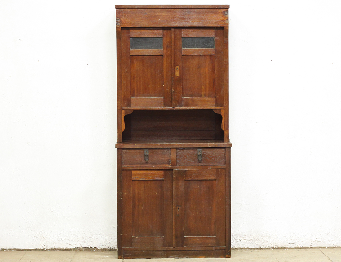 Старинный дубовый буфет