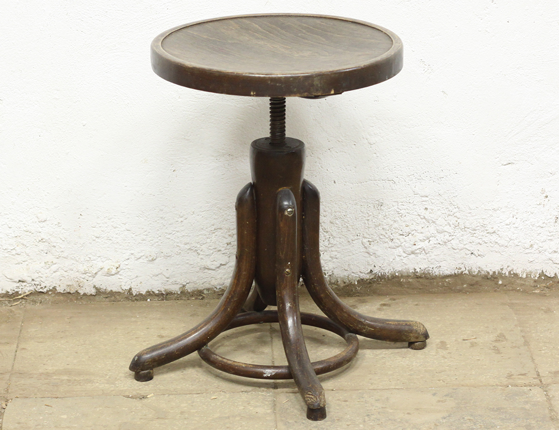 Старинный винтовой табурет