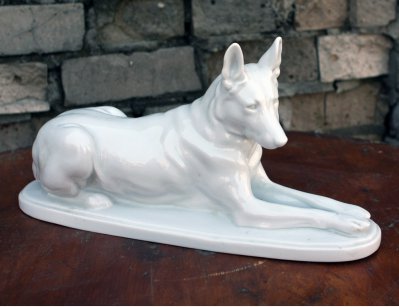Фарфоровая белая собака