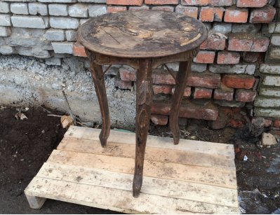 Старинный столик с резьбой