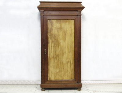 Ореховый бельевой шкаф 19 века