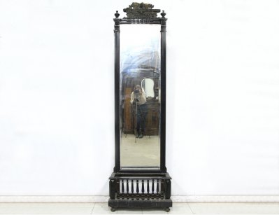 Антикварное зеркало с цветочницей