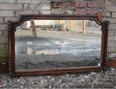 Старинное зеркало в деревянной раме