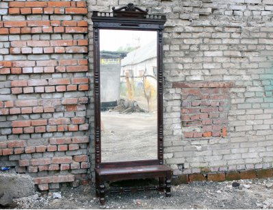 Старинное зеркало с консолью, широкое