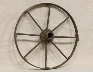 Старинное колесо от телеги