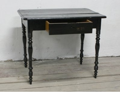 Старинный черный столик
