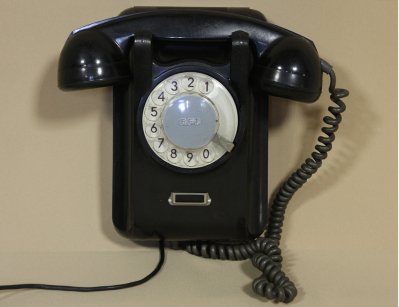 Старинный настенный телефон