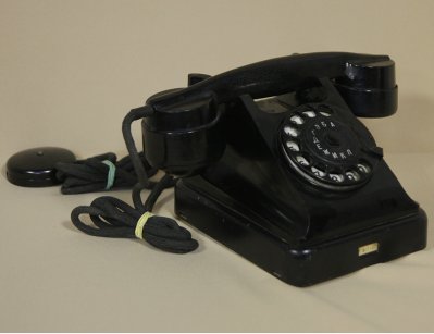 Старинный дисковой телефон