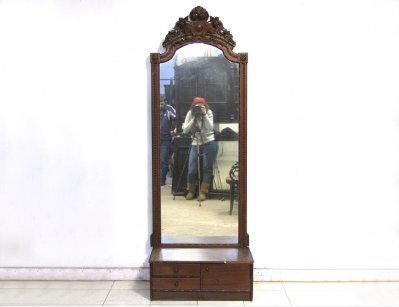 Старинное резное зеркало с тумбой
