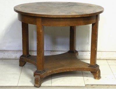 Старинный круглый гостиный стол
