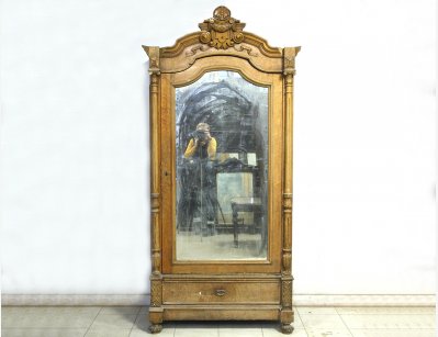 Антикварный бельевой шкаф 19 века