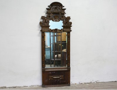 Старинное зеркало с резным окладом