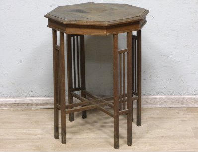 Старинный восьмиугольный столик