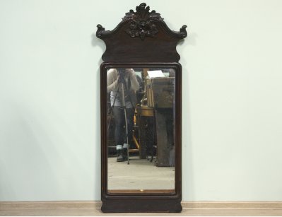 Старинное зеркало с резным навершием 