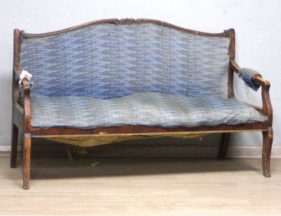 Старинный деревенский диван