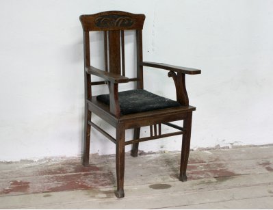 Старинное дубовое кресло модерн