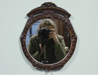 Небольшое настенное зеркало 19 века
