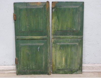 Пара старинных дверей
