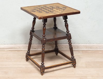 Старинный дубовый шахматный столик