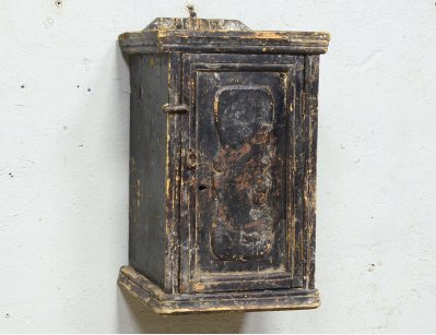 Старинный навесной шкафчик