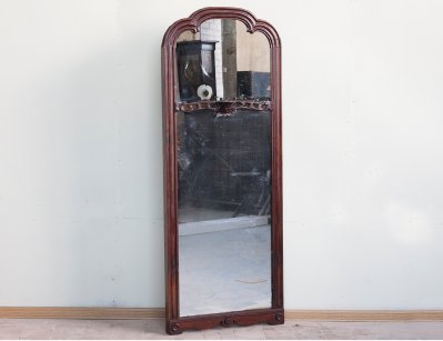 Старинное зеркало с подсвечником