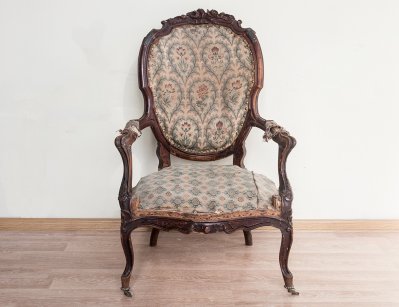 Антикварное резное кресло 19 века