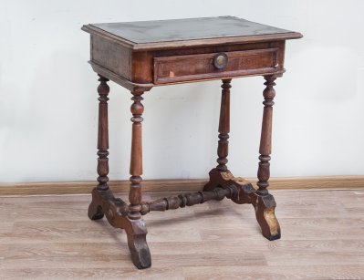 Старинный столик для рукоделия