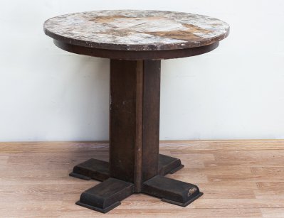 Старинный круглый стол