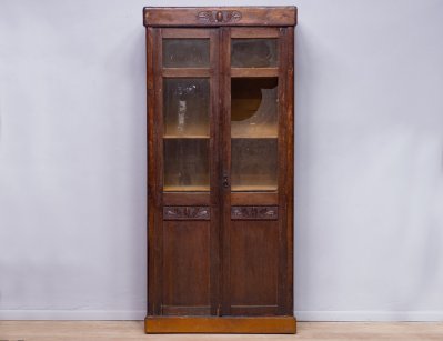 Старинный книжный шкаф с резьбой