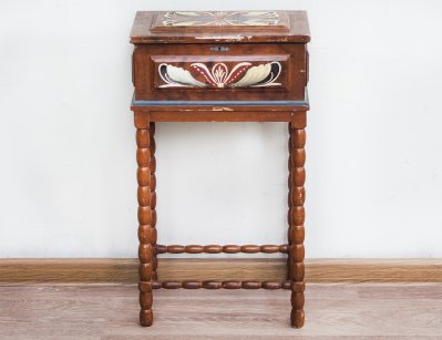 Старинный расписной столик для рукоделия