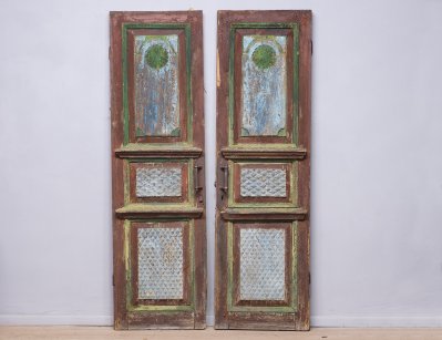Старинные распашные двери с резьбой