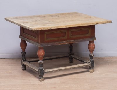 Старинный расписной столик для рукоделия