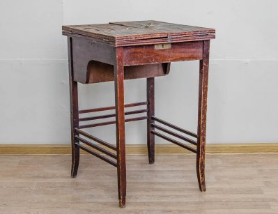 Старинный столик для рукоделия модерн